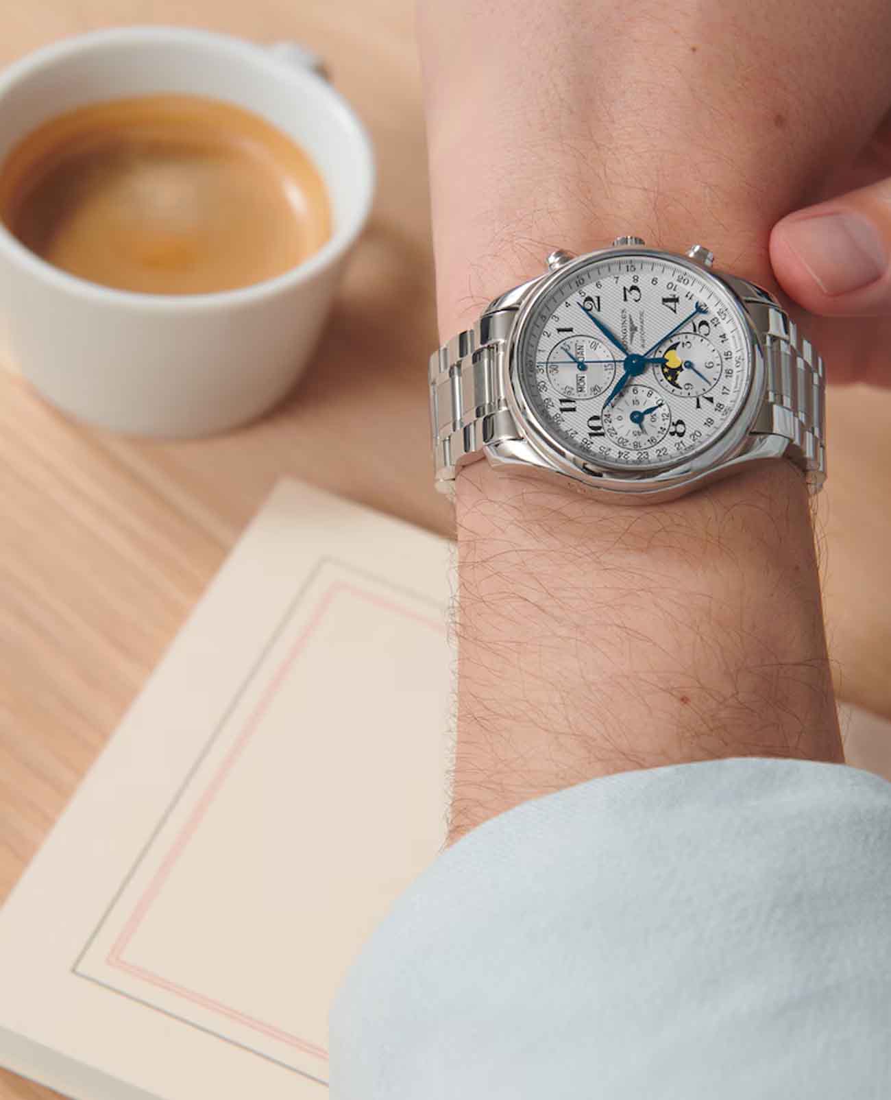 Longines L26734786 мужские часы застежка крупным планом