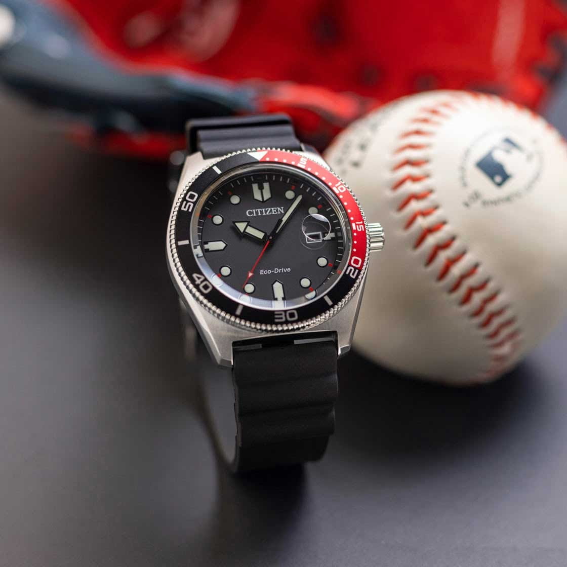 Citizen AW1769-10E мужские часы застежка крупным планом