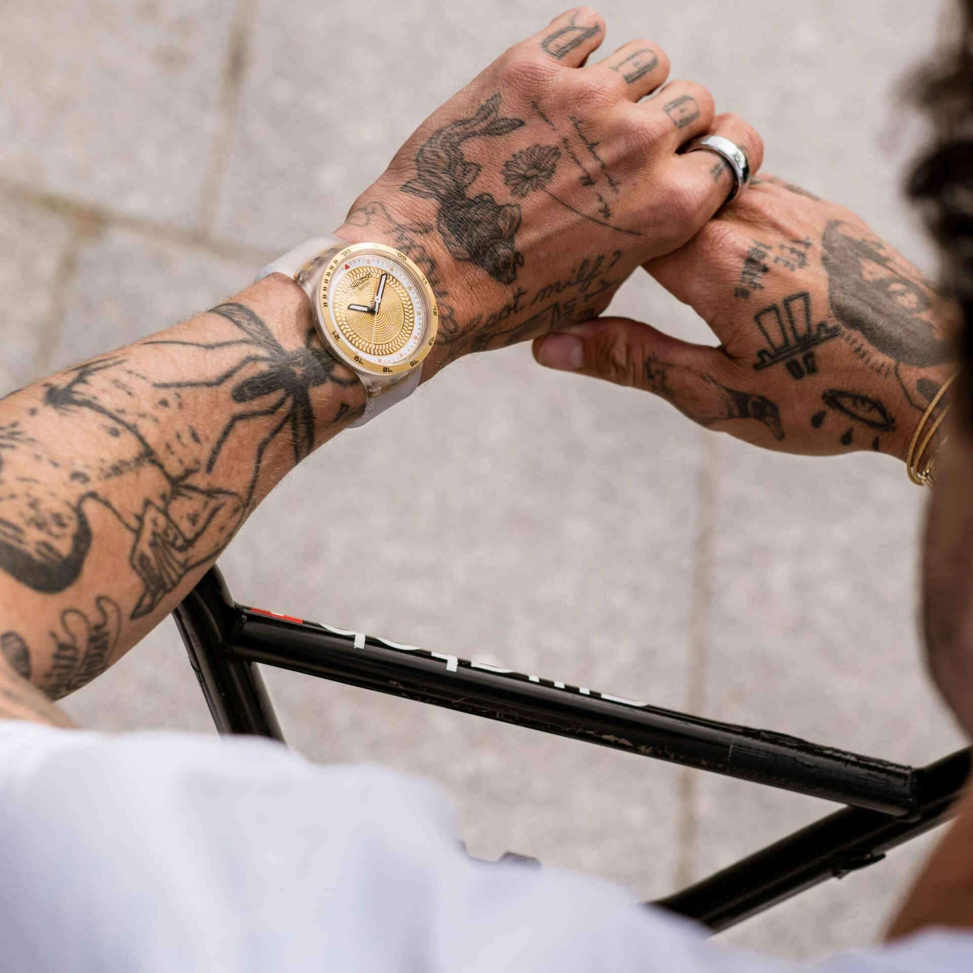 Swatch Swatch Big Bold Biosourced Standard SB05K105 кварцевые мужские часы часы крупный план золотой циферблата