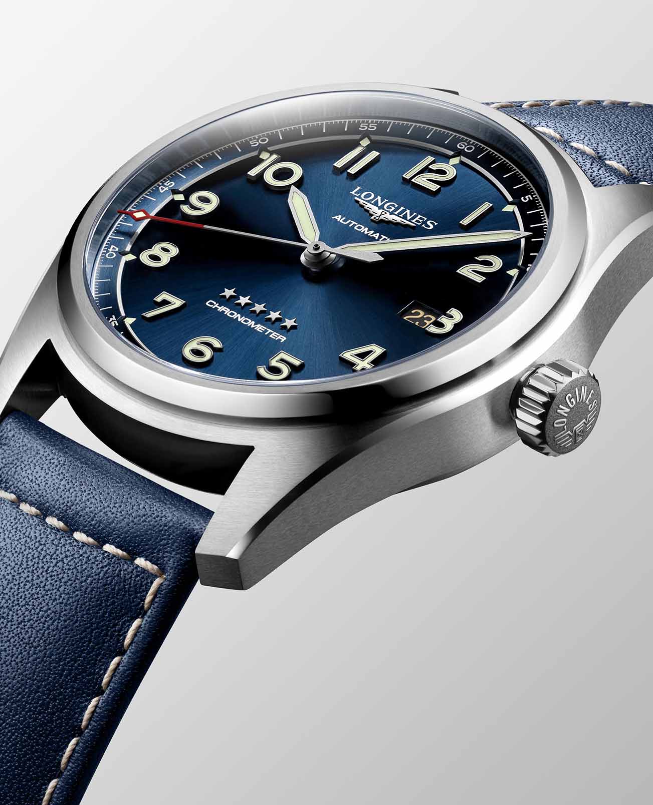 Longines L38114930 мужские часы застежка крупным планом