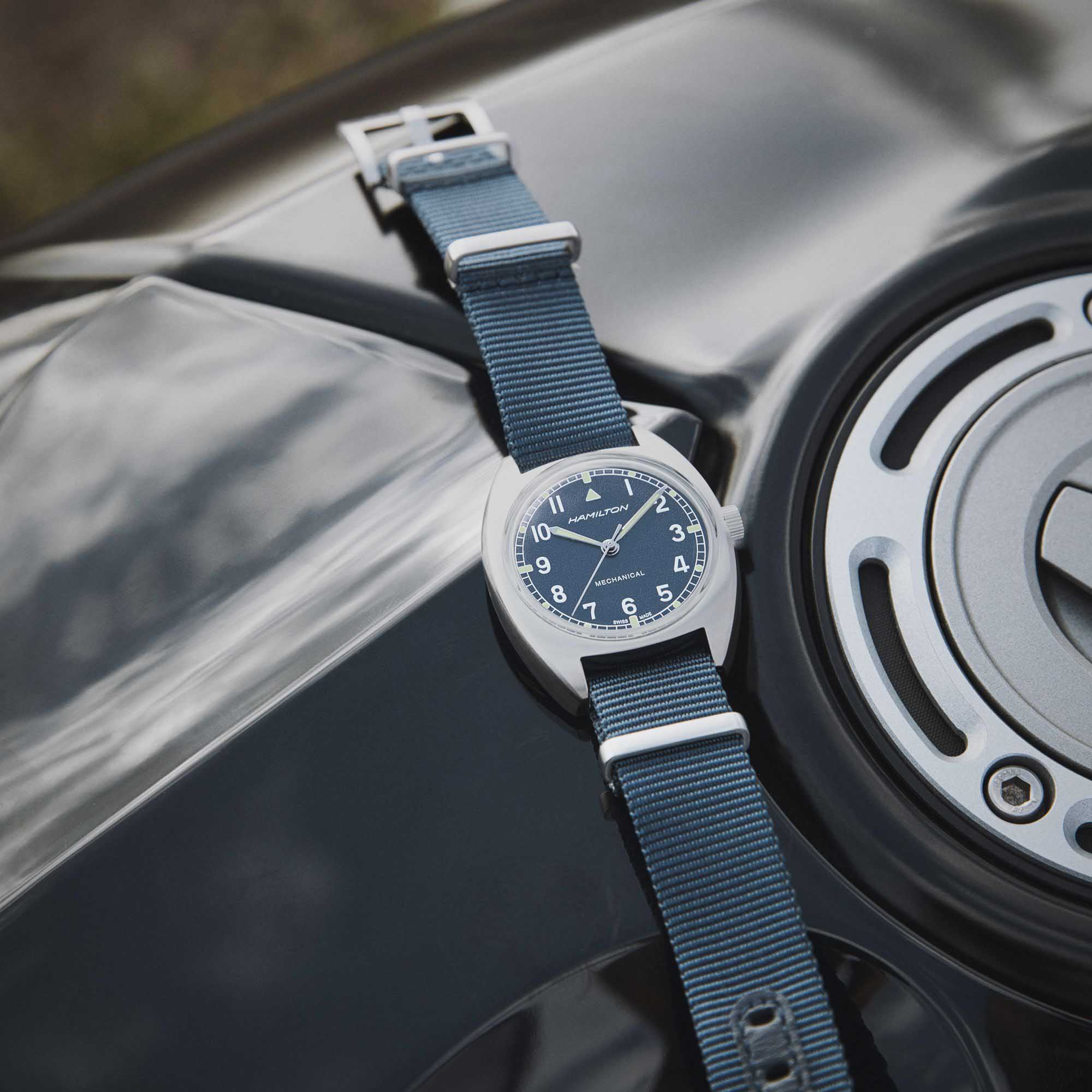 Hamilton Hamilton Khaki Aviation Pilot Pioneer Mechanical H76419941  - задняя крышка металл сталь корпуса, швейцария часы