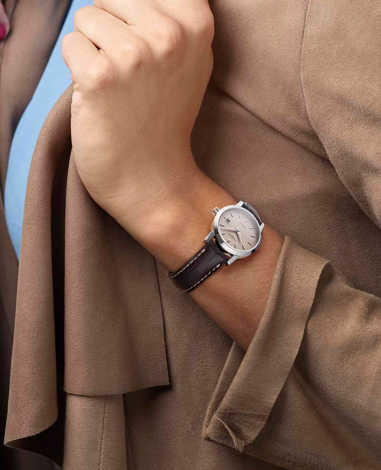 Longines L43254922 женские часы застежка крупным планом