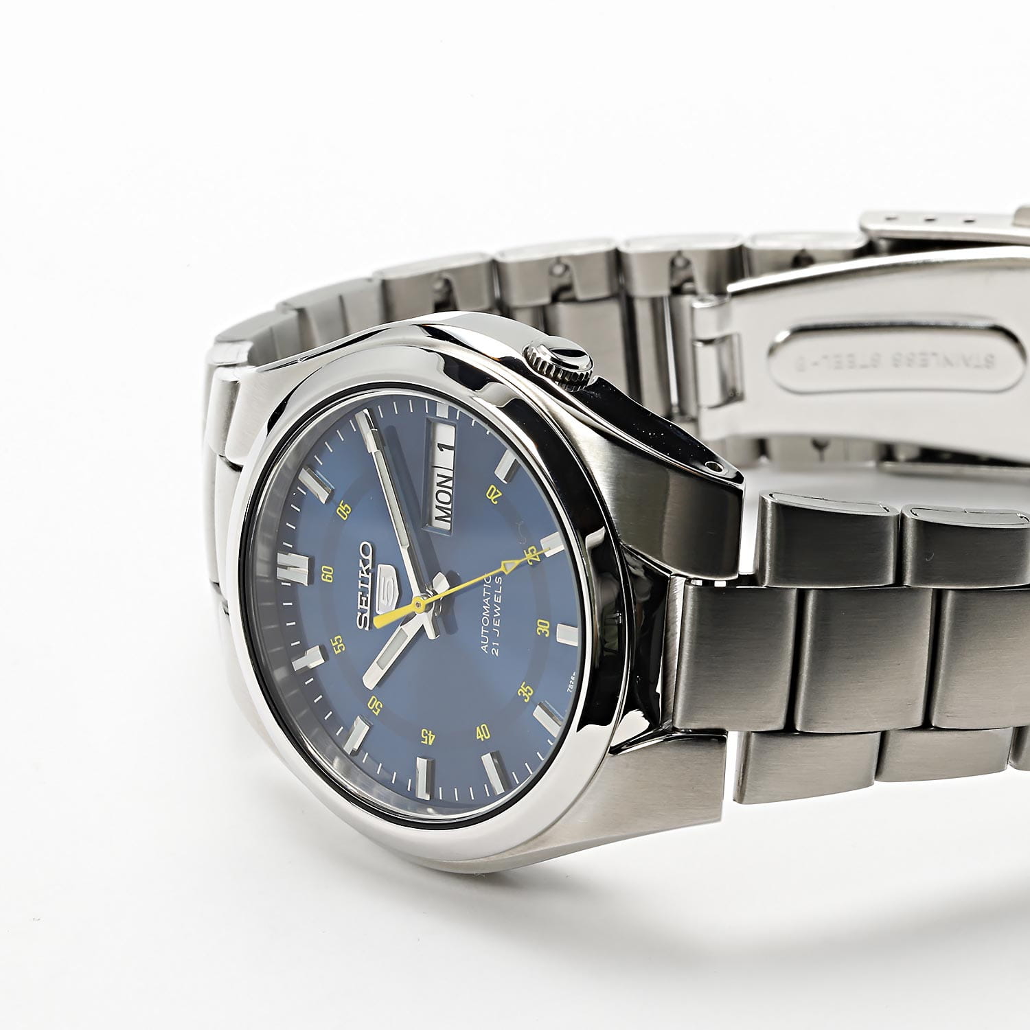 Seiko Seiko 5 Regular SNK615K1, 5 regular япония мужские часы на браслете нержавеющая сталь боковой вид