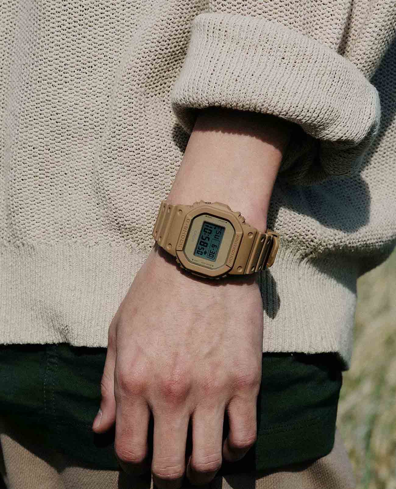 Casio Casio G-Shock DW-5600NC-5DR (DW-5600NC-5) DW-5600, наручные мужские часы фото под углом