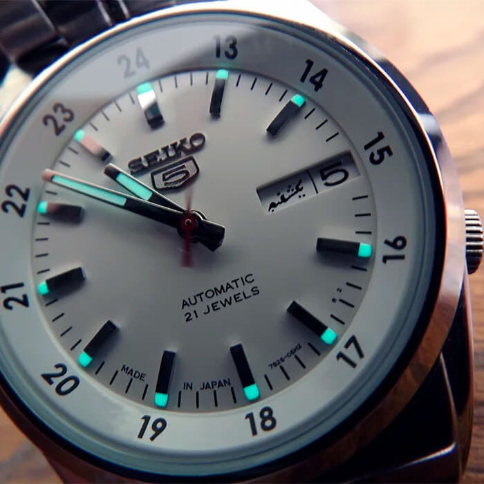 Seiko SNK559J1 мужские часы застежка крупным планом