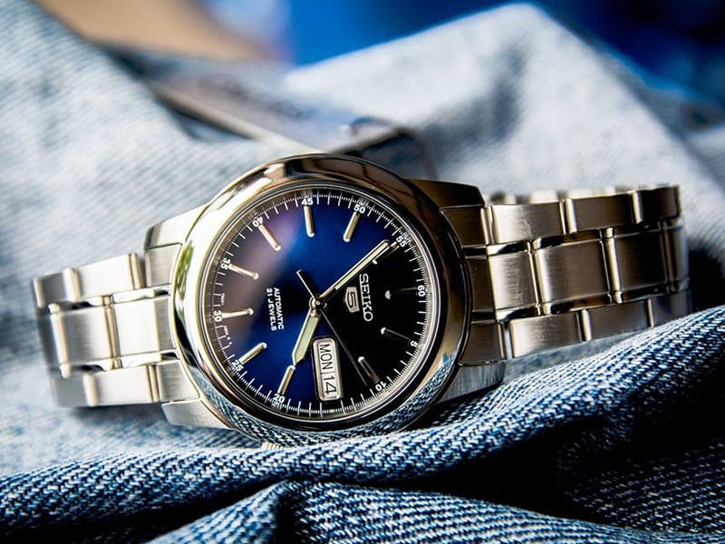 Seiko Seiko 5 Regular SNKE51K1, 5 regular япония мужские часы на браслете нержавеющая сталь боковой вид