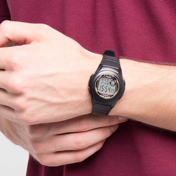 Casio Casio Collection F-200W-9A , наручные мужские часы фото под углом