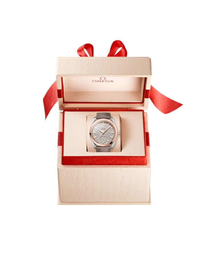 Omega Omega Seamaster Aqua Terra 220.23.38.20.06.001, seamaster швейцария женские часы на браслете кожаный боковой вид