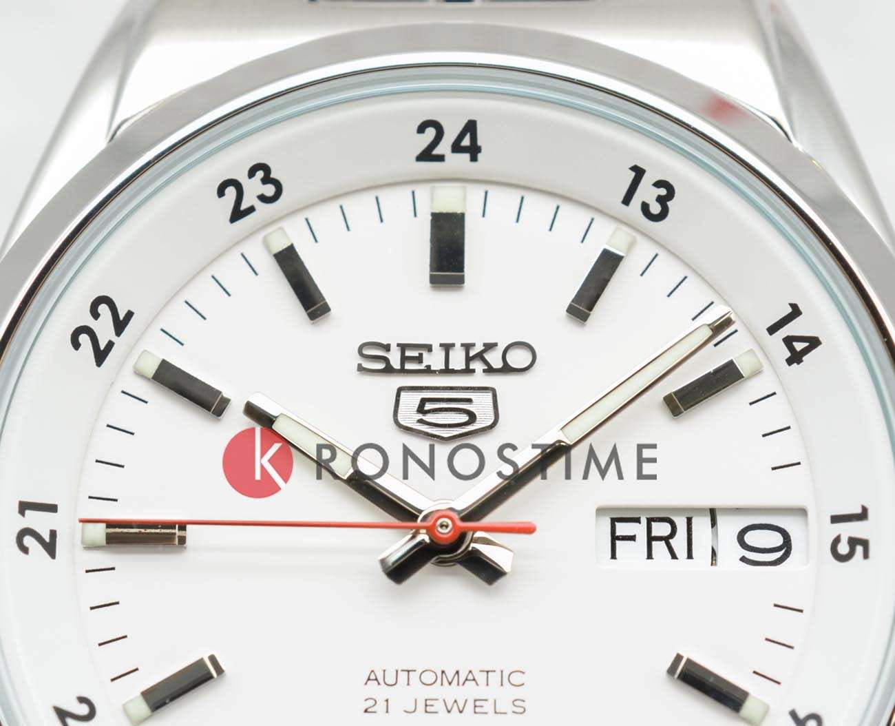 Seiko Seiko Seiko 5 SNK559J1, 5 regular япония мужские часы на браслете нержавеющая сталь боковой вид